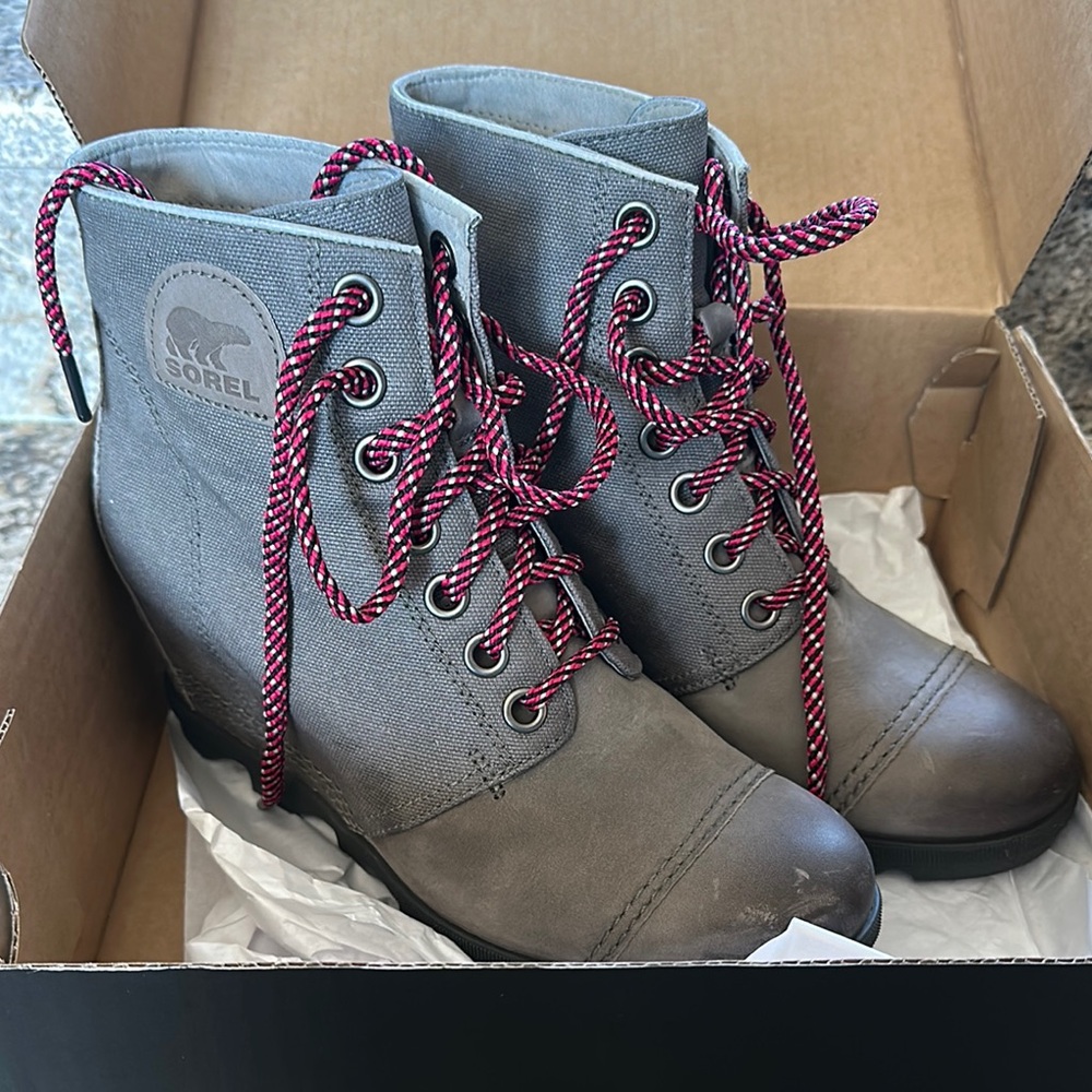 Sorel Women's Joan of Arctic Wedge Gray Boots with Red Laces